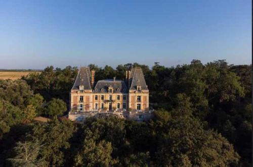 Fajolles Appartement | Château Stay – 1BR 4P with Pool & Park Access