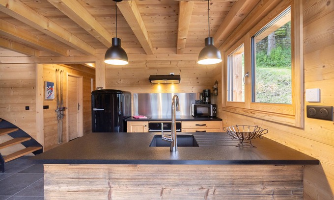 Le Petit-Bornand-les-Glieres Chalet De Ski | Chalet 'Du Rocher' with Mountain View, Private Terrace and Wi-Fi