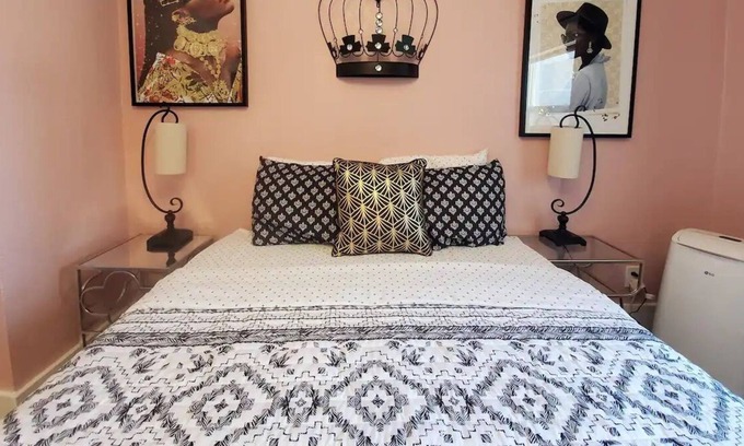 Civic Core Appartement | Chadwick 305 · Modern Pink Studio | Wonderful VIBE!