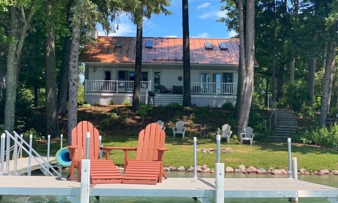 Waupaca Maison | Chain O' Lakes Pleasant Heaven - Sleeps 10
