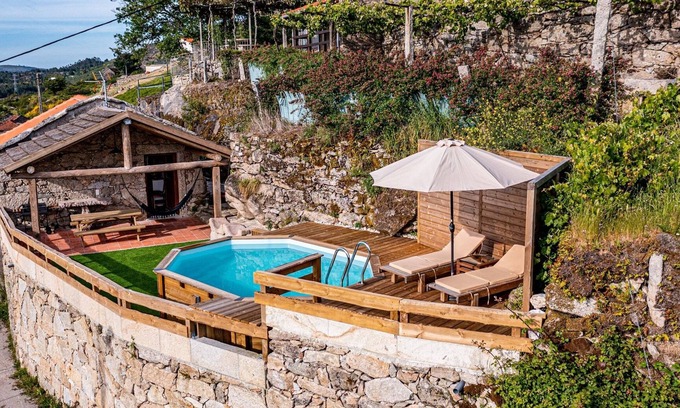 Moncao Chalet De Ski | Chalé dos Penedos, peace and quiet and private pool