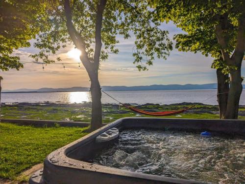 Cap-Saint-Ignace Chalet De Ski | Chalet #7 Waterfront with Spa Fireplace Wifi & AC