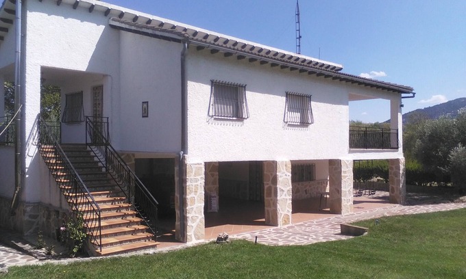 Navaluenga Chalet De Ski | Chalet aislado en plena naturaleza con acceso a playa de río