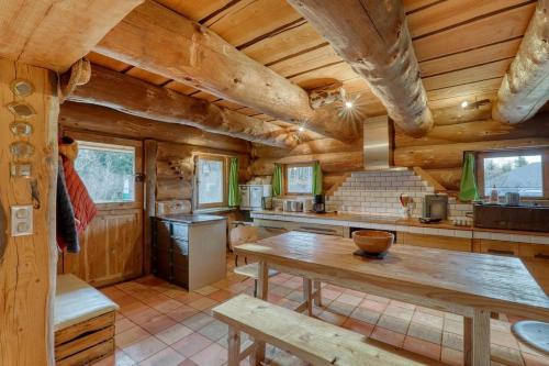Picherande Chalet De Ski | Chalet au bord d'un étang privé, Massif du Sancy