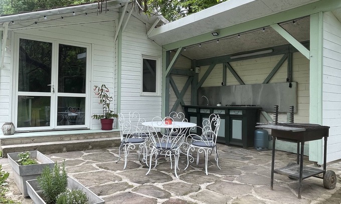 Serilhac Chalet De Ski | Chalet au bord de l’étang, proche de sites touristiques du Lot et de la Dordogne
