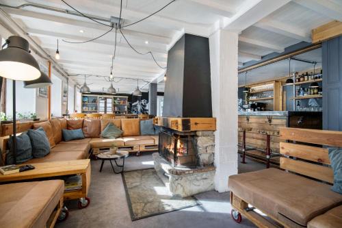 Les Boisses Hôtel | CHALET AUBERGE - Les Mélèzes