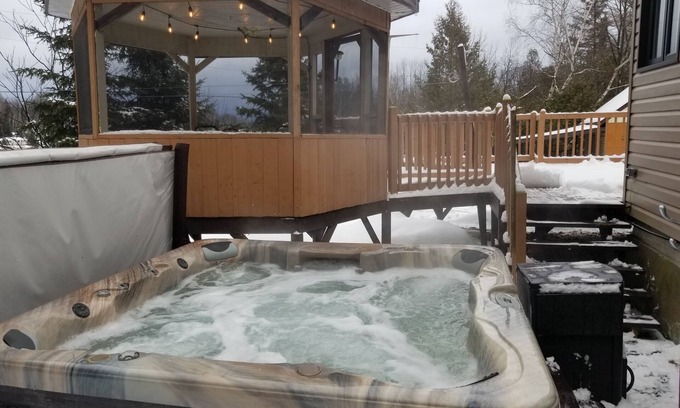 Bowman Chalet De Ski | Chalet Béatitude - Waterfront, SPA, Games Room, Wifi and more