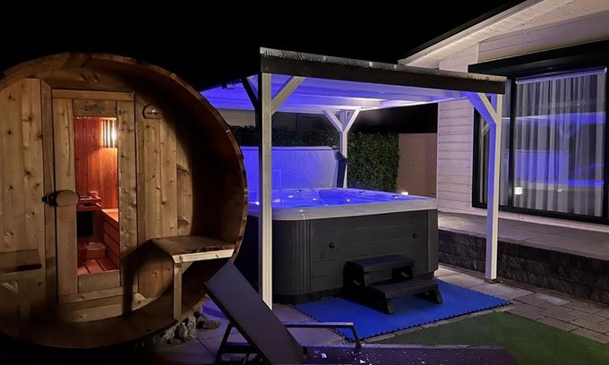 Sint-Annaland Chalet De Ski | Chalet Buutengeweun, met luxe JACUZZI en TONSAUNA