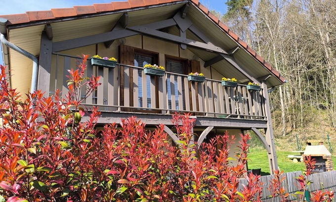 Saint-Gerons Chalet De Ski | Chalet *** à 5mns Rénac plage, lits faits, barque, piscine. Animaux acceptés!
