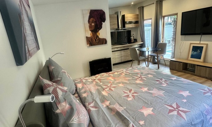 Meyzieu Centre Appartement | Chalet Cosy avec piscine, à 5 min Groupama Stadium, place de parking gratuit.