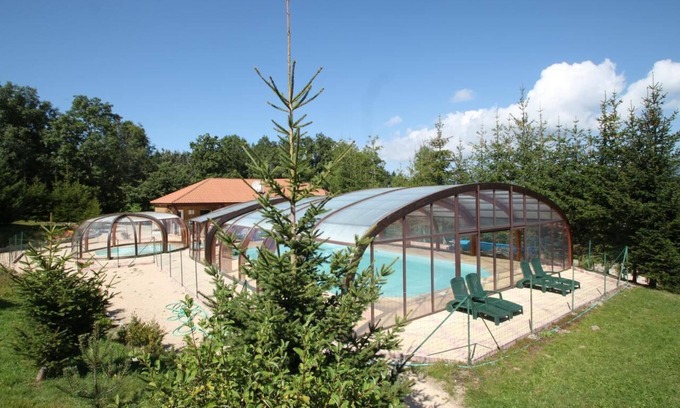 Blavignac Chalet De Ski | Chalet "Dahlia Pour 12 Prix Weekend" with Mountain View, Shared Pool & Wi-Fi