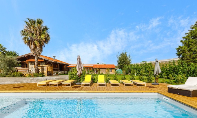 Palmela Chalet De Ski | Chalet "Do Vale" with Shared Pool, Private Terrace & Wi-Fi