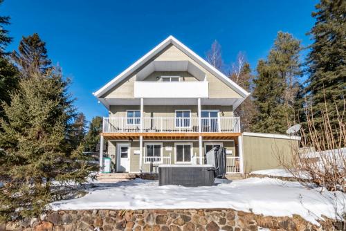 Mauricie Chalet De Ski | Chalet du Loup - Spa & Game room