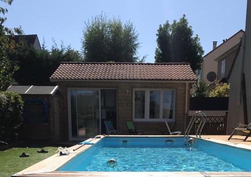 Montevrain Maison | CHALET DU LAC PISCINE à 5 MINUTES DE DISNEY TGV RER