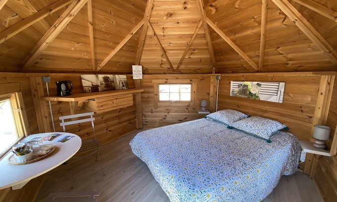 Saint-Vincent-sur-Jard Cottage | Chalet en bois "Kota Finlandais" 2 pers dans Résidence de charme
