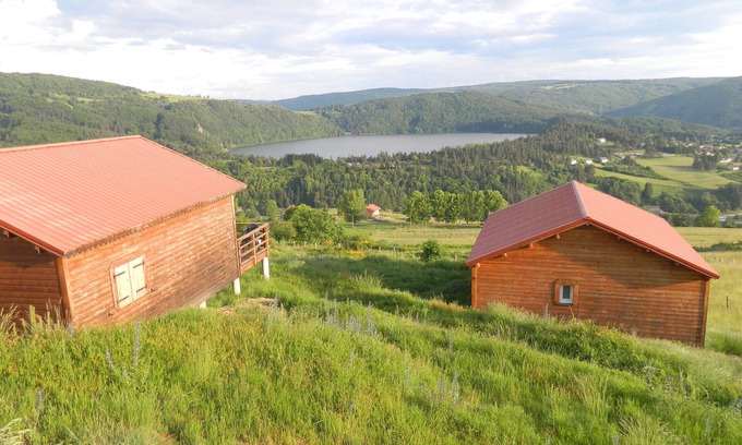 Le Lac-d'Issarles Chalet De Ski | CHALET face au LAC D'ISSARLES ARDECHE