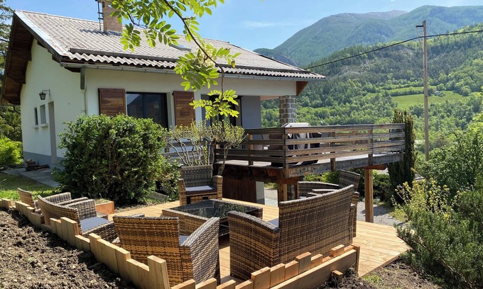 Colmars Chalet De Ski | TOUT CONFORT, terrasse et VUE IMPRENABLE sur les sommets du Mercantour, LUMINEUX