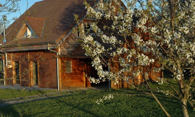 Louchy-Montfand Cottage | Chalet familial avec piscine, jardin et activités près du vignoble de Saint-Pourçain