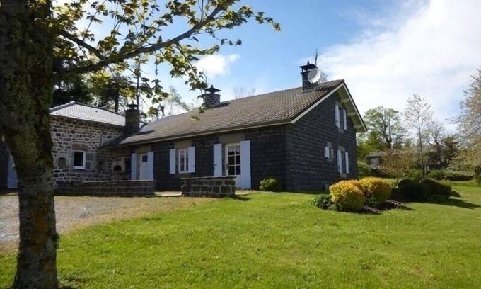 Araules Cottage | Maison en forêt avec terrasse, jeux pour enfants et cheminée, près du Pic du Lizieux et du Lac bleu