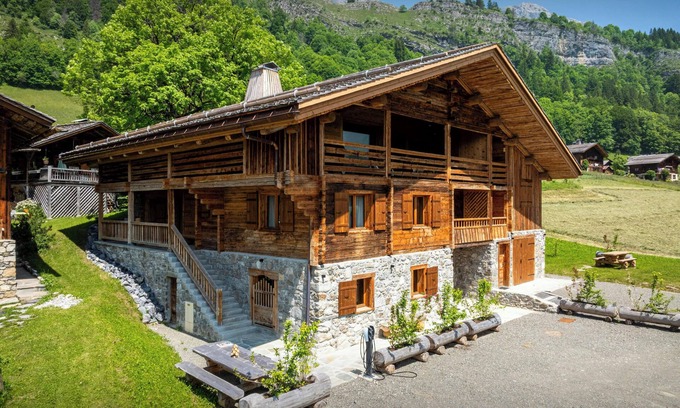 Le Chinaillon Chalet De Ski | Chalet Happysnow - bien-être pour 15 au coeur des Alpes - OVO Network
