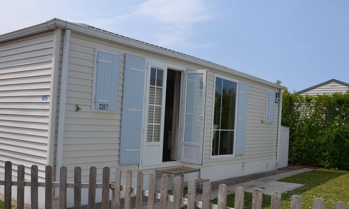 Bredene Chalet De Ski | Chalet Harly at Kerlinga campsite within walking distance of the beach and stores.