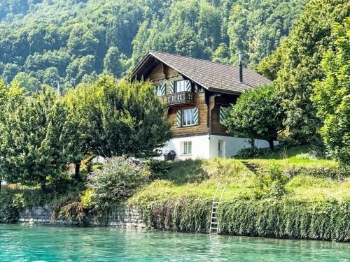 Niederried bei Interlaken Chalet De Ski | Chalet Haus am See by Interhome