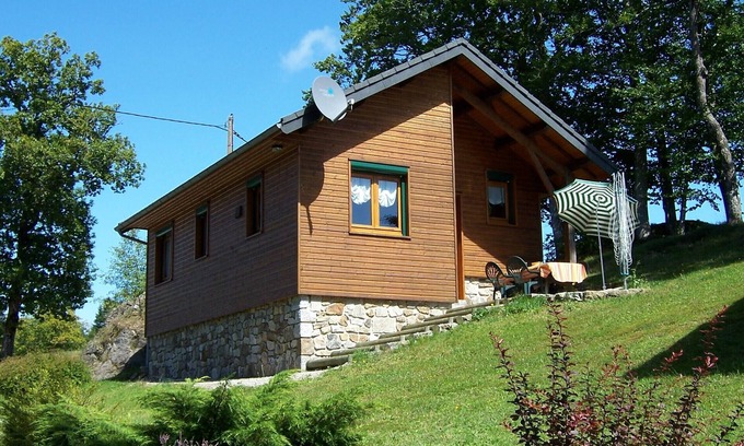 Saint-Genes-Champespe Chalet De Ski | Chalet Hêtre, au milieu d'un coin de paradis en Sancy-Artense (63)