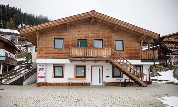 Konigsleiten Appartement | Chalet Hirsch is furnished in a rural style