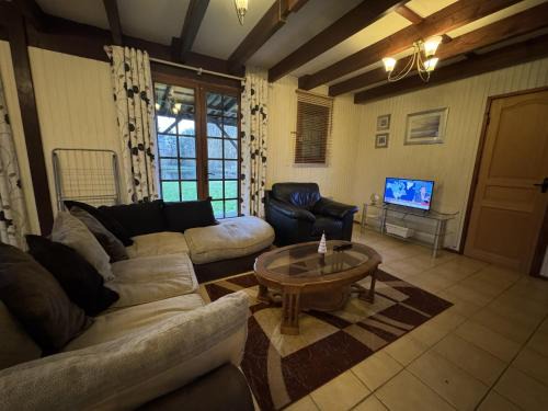 Aubigne-Racan Chalet De Ski | Chalet in Aubigné-Racan with Pool & Garden