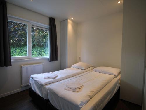 De Bult Maison | Chalet in De Bult by the pond