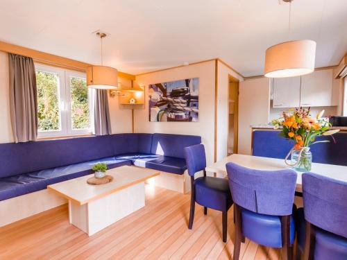Leuken Chalet De Ski | Chalet in Leukermeer by the Waterside