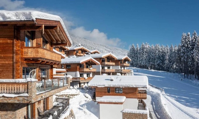 Schonbach Chalet De Ski | Chalet in Neukirchen with Ski-In Access
