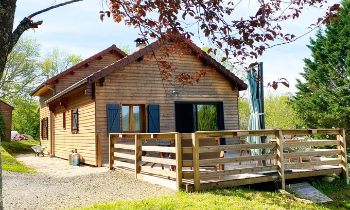 Rosiers-de-Juillac Chalet De Ski | Chalet en pleine nature avec piscine privative