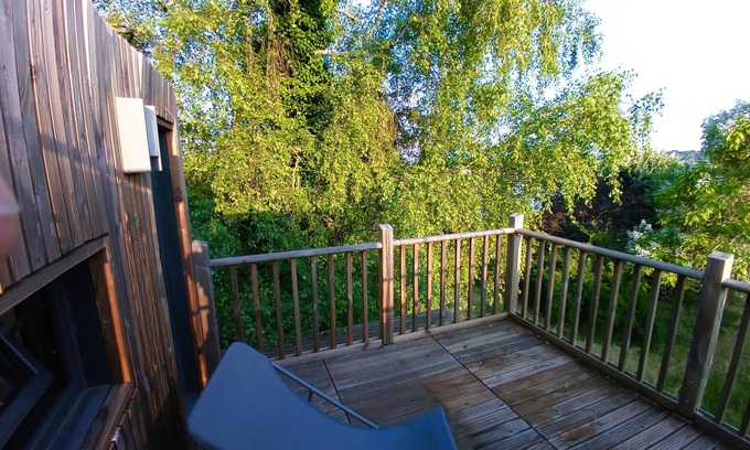 Montboillon Chalet De Ski | Chalet in the countryside, in the heart of a wooded garden.