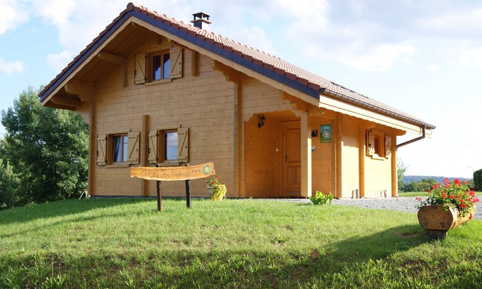 Etobon Chalet De Ski | Chalet au coeur d'une nature verdoyante au calme - Gîte de France 3 épis