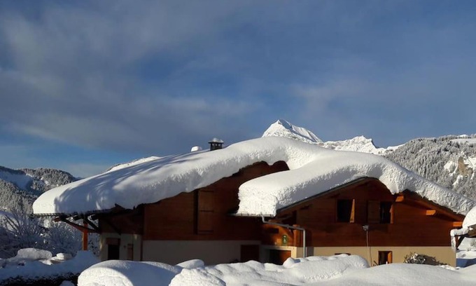 Notre-Dame-de-Bellecombe Chalet De Ski | Chalet Le Wapiti, aux pieds des pistes, à 200m du village