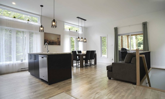 Chertsey Chalet De Ski | Chalet le Cerf (modern, spa, BBQ, waterfront lake Lili)
