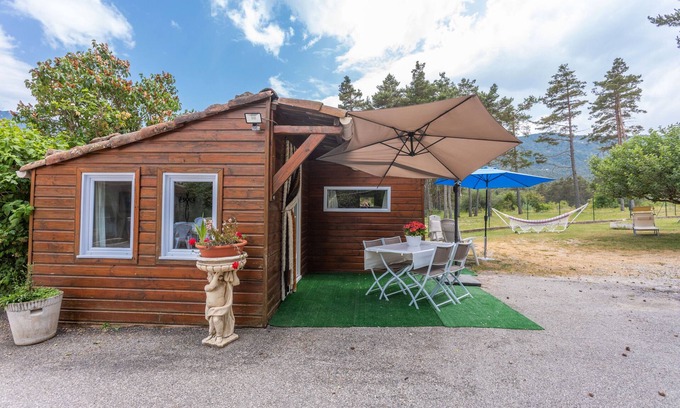 Saint-Auban Appartement | Chalet 'Le Nid Douillet Havre De Paix' avec vue sur la montagne, jardin partagé et Wi-Fi