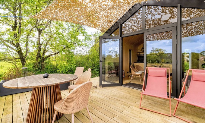 Grosbreuil Chalet De Ski | Chalet 'Le P'tit Nids' with Private Terrace, Shared Garden and Wi-Fi