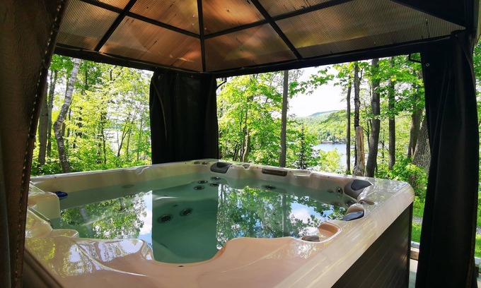 Mauricie Chalet De Ski | Chalet Le St-Phonie, l'harmonie entre une chalet, un boisé, une rivière.