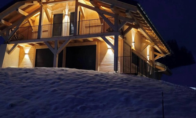 Cohennoz Chalet De Ski | Chalet 'Les 2 Soeurs' with Mountain View, Private Terrace and Wi-Fi