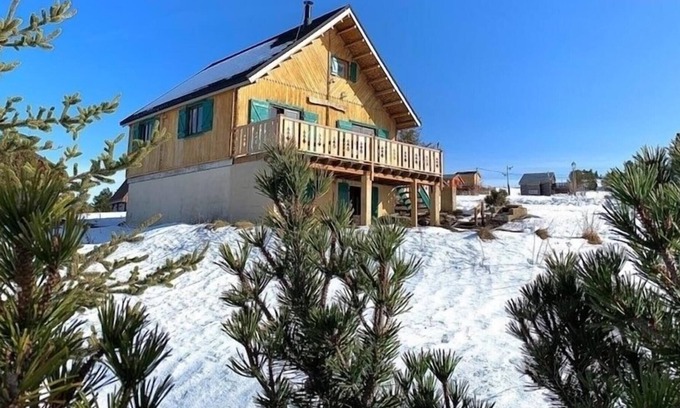 Camurac Chalet De Ski | Chalet 'Les Volets Verts' with Mountain View, Private Sauna & Wi-Fi
