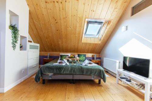 Etiolles Maison | Chalet Like Upstairs Private Suite