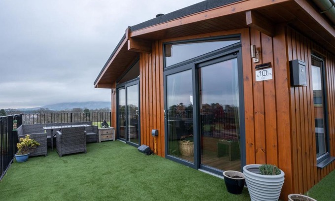 Kinross Chalet De Ski | Chalet Loch Leven Lodge 25 East by Interhome