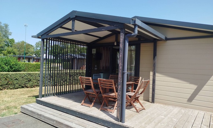 Evron Chalet De Ski | Chalet Morea, in a small campsite close to shops