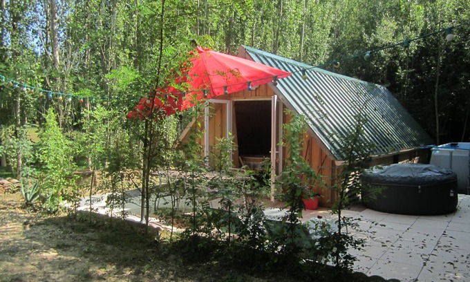 Fosses-et-Baleyssac Chalet De Ski | Chalet on the edge of a wood for a nature break! Pets welcome!
