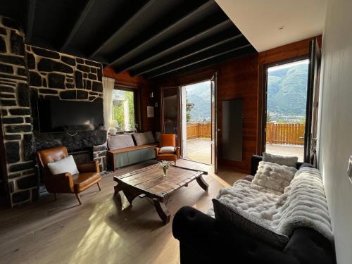 Saint-Lary-Soulan Chalet De Ski | Chalet Otsoak Chalet privé 3 chambres 6 personnes avec grande terrasse, garage couvert, vue montagnes à St Lary village