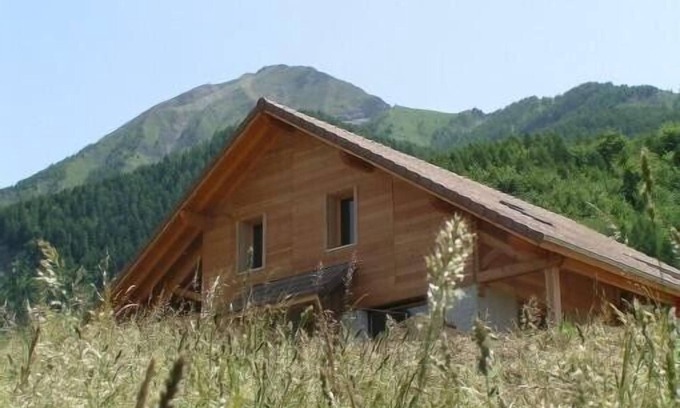 Saint-Leger-les-Melezes Chalet De Ski | Chalet jumelé avec vue imprenable.