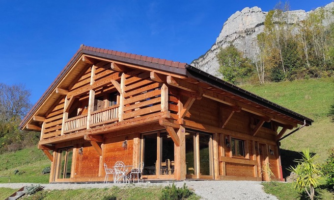 Le Petit-Bornand-les-Glieres Chalet De Ski | Chalet Savoyard Neuf, 8 Personnes, Tout Confort au Milieu des Montagnes