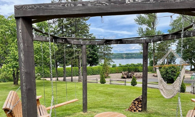 Desjardins Maison | Chalet-style house on the edge of the water